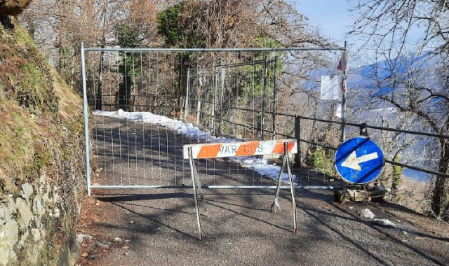 Marzio, una strada chiusa da sette mesi e il pericolo incombente di altre frane (foto Blitz)