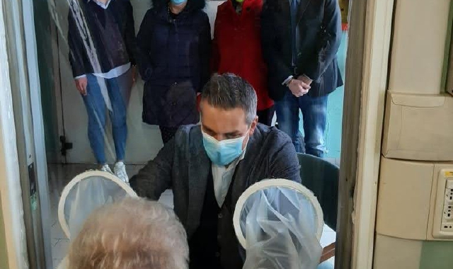 In casa di riposo tornano gli abbracci