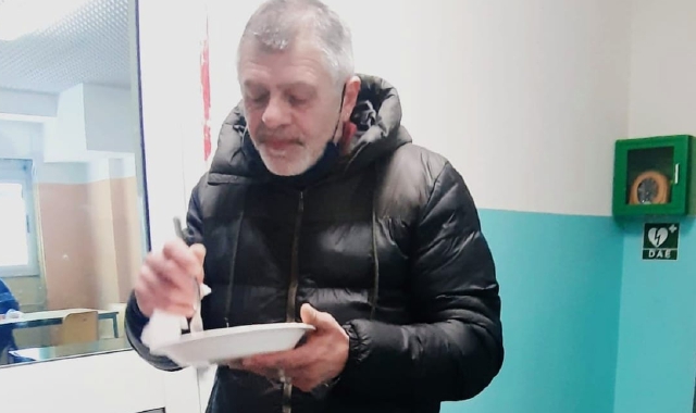 Il sindaco Enrico Puricelli ha voluto provare il pranzo che viene distribuito a mensa alle scuole elementari di viale Dante (foto Blitz)