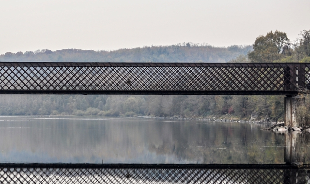 Un’immagine suggestiva del ponte sul fiume Ticino (foto Blitz)