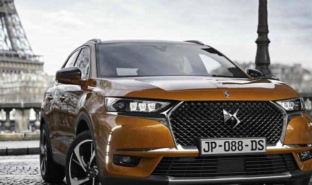 DS 7 Crossback e la Torre Eiffel, miti a confronto