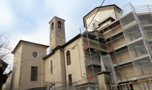 L’esterno della chiesa prepositurale di Arcisate presa di mira dai vandali a pochi giorni dall’intervento di restauro conservativo  (Foto Blitz)