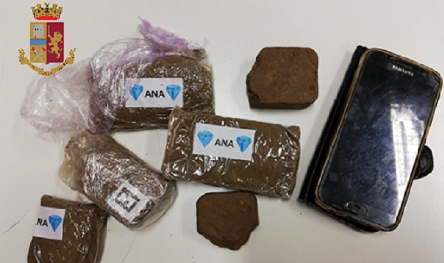 La droga sequestrata al pusher dai poliziotti (foto Redazione)