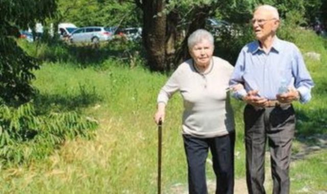 Maria e Mario, 90 e 91 anni, dopo l’intervento l femore che ha consentito a entrambi di tornare a camminare