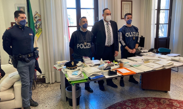 Pusher tunisini arrestati dai poliziotti di Legnano (foto Redazione)