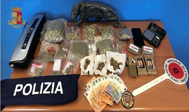 Droga e altro materiale sequestrato al pusher di Rozzano (foto Redazione)