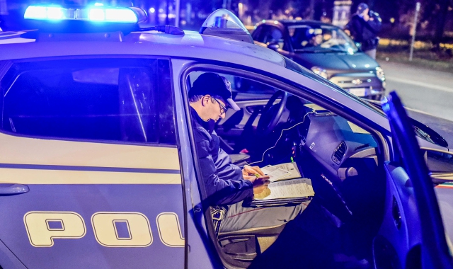 La polizia costretta a intervenire fuori da un bar di Busto Arsizio (foto Archivio)