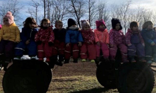 Alcuni bambini dell’asilo nel bosco (foto Redazione)