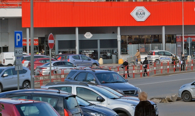 L’edificio di viale Milano che ospitava il negozio Euronics-Gruppo Galimberti (foto Blitz)