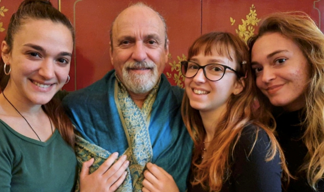 Silvio Scarpolini con le tre figlie Lucina, Aurora e Natalia (foto Redazione)