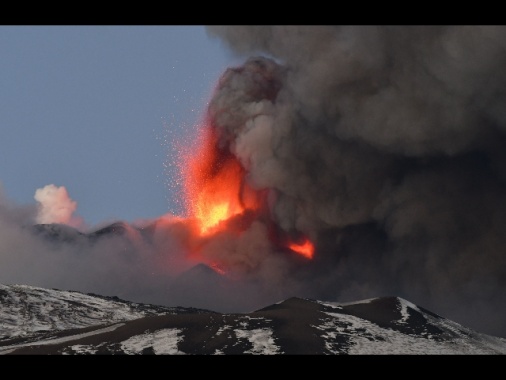 Etna: Catania coperta da cenere lavica, ma aeroporto riapre