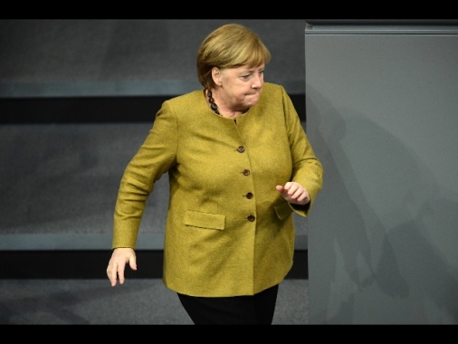 Merkel dimentica la mascherina e corre a riprenderla