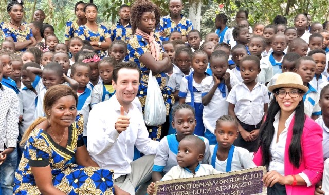 Luca Attanasio, con la moglie Zakia (a destra) in una scuola del Congo: l’ambasciatore aveva 43 anni