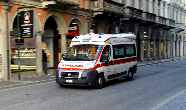 Un’ambulanza diretta all’ospedale di Varese (foto Archivio)