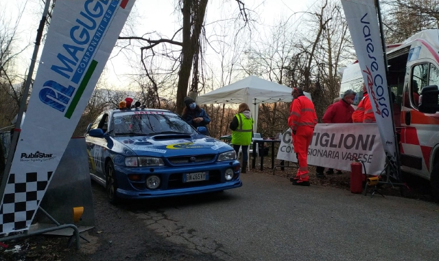 La partenza della prima prova speciale del Rally dei Laghi