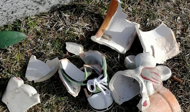 I giochi rotti sulla tomba di un bimbo senza nome al cimitero di Luino