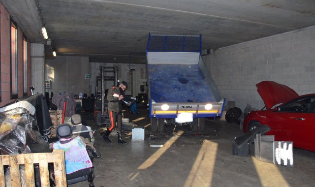 L’officina delle auto rubate (foto Carabinieri)