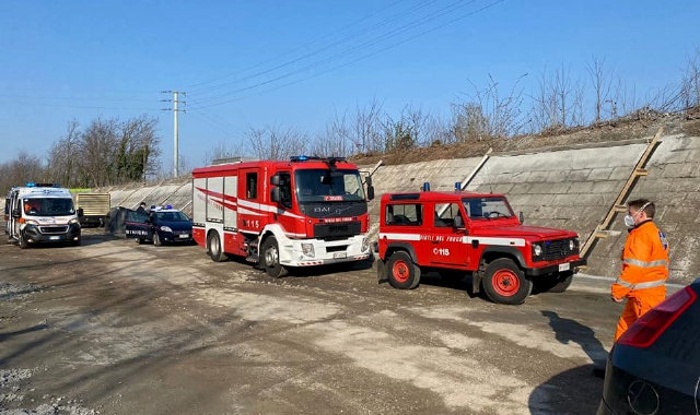 Busto Garolfo soccorsi per un falso malore sull'alzaia del Villoresi (foto Pubblifoto)
