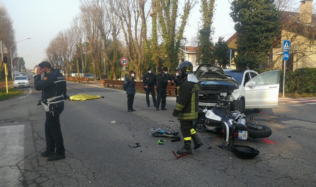 Il luogo dell’incidente costato la vita a Marco Selmo, a Inveruno (Foto Walter Todaro e Facebook)