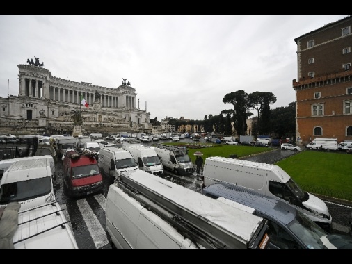 Protesta ambulanti con furgoni, caos traffico a Roma