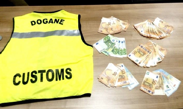 Parte del denaro sequestrato da Agenzia delle Dogane e guardia di finanza di Malpensa (foto Redazione)
