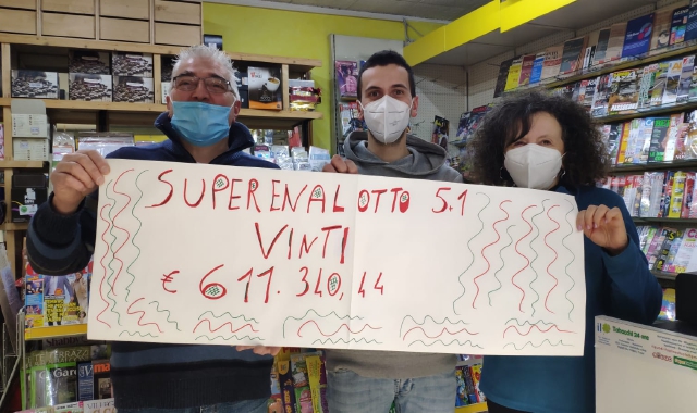 Luigi Guadagnin, col figlio Andrea e la moglie Lorena, festeggia la vincita al Superenalotto di un anonimo vincitore (foto Redazione)