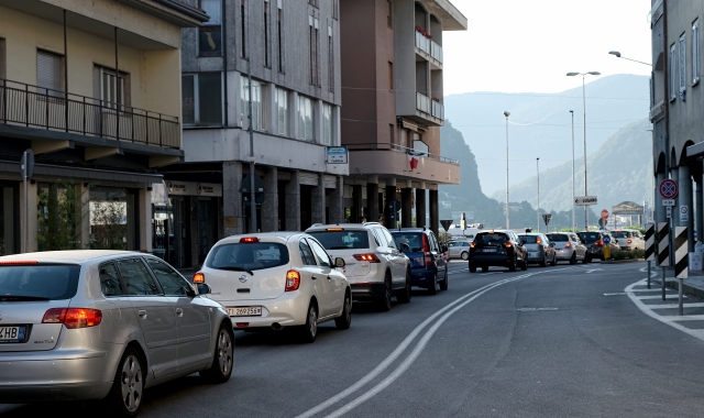 Una coda di auto diretta al valico di Ponte Tresa (foto Blitz)