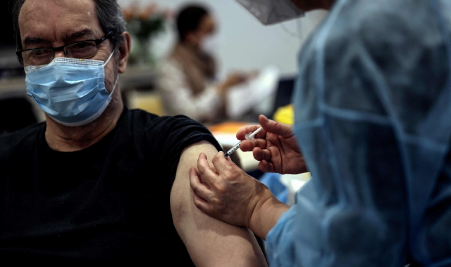 Una vaccinazione (foto Ansa)