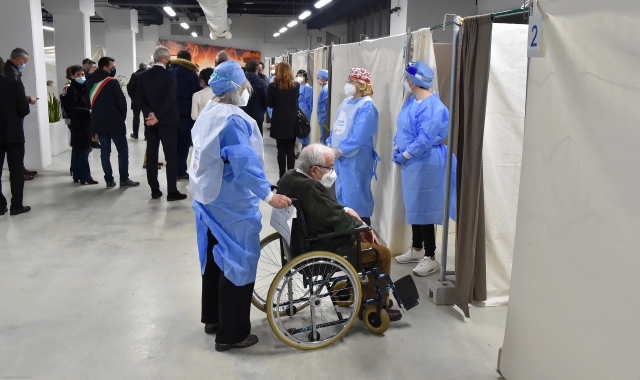 Cerro Maggiore, l’inaugurazione del centro vaccinale al Move In (Foto Pubblifoto)