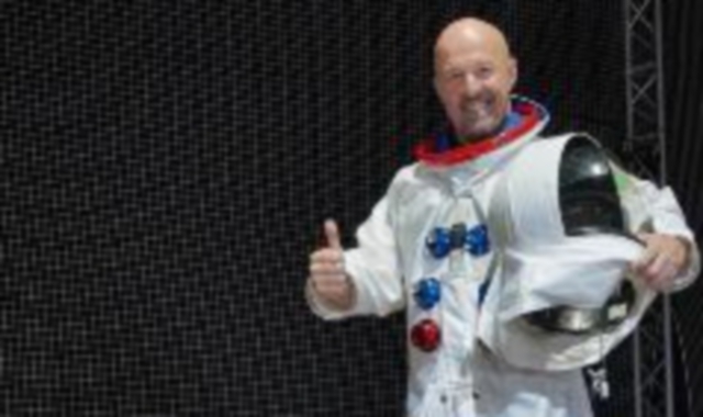 Marco Berry veste i panni, per ora solo immaginari, del prossimo astronauta civile