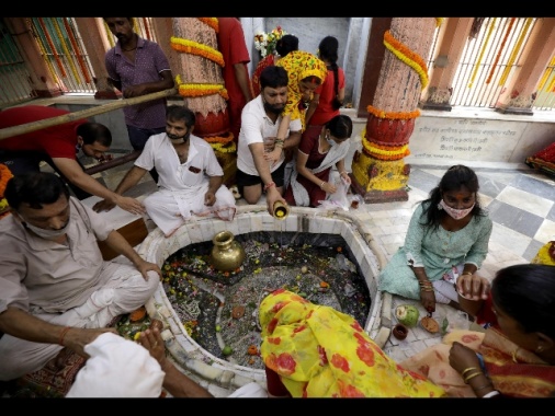 India: picchiano ragazzino musulmano, beveva nel tempio indu