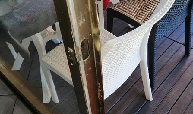 I danni sulla serratura al bar «La dolce vita» di Marchirolo (foto Redazione)