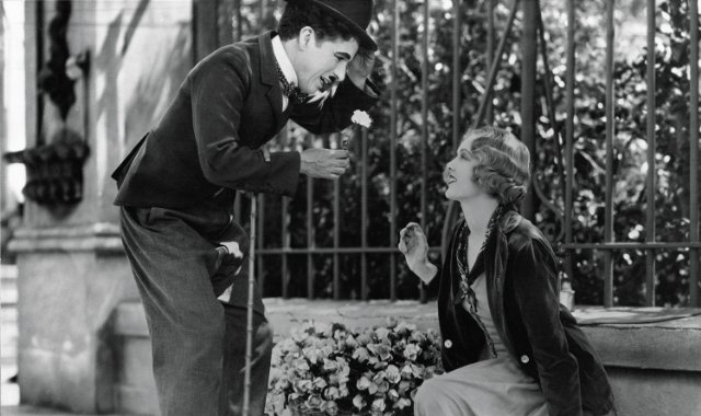 Charlie Chaplin e Virginia Cherrill nel celeberrimo Luci della Città (Archivio)