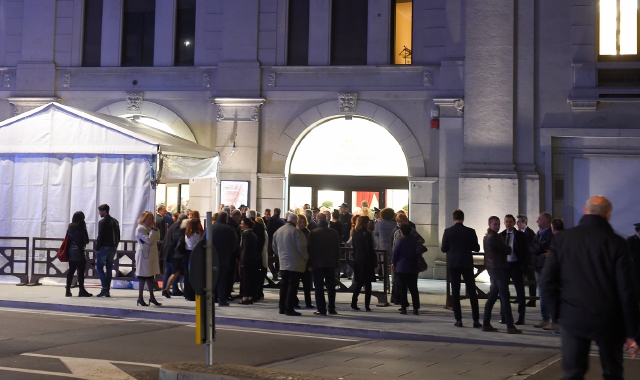 L’ingresso del Teatro Tirinnanzi prima dell’emergenza Covid-19 (foto Pubblifoto) 