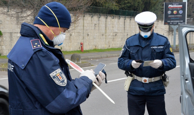 Violazione delle regole anticovid: una multa al giorno a Saronno (foto Blitz)