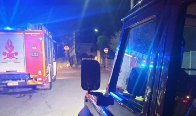 Intervento massiccio dei vigili del fuoco e dei carabinieri della compagnia di Busto Arsizio per sedare l’incendio nelle case Aler