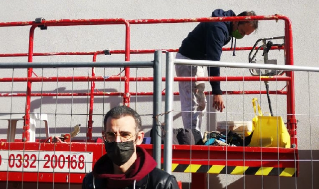Andrea Ravo Mattoni da stamane al lavoro in via Guicciardini (foto Redazione)