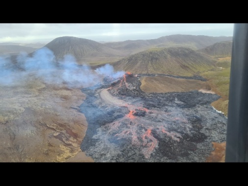 Islanda: migliaia di curiosi sul vulcano in eruzione