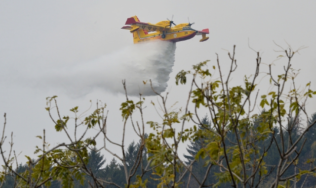 Canadair in azione durante il grave incendio dell’autunno 2017 (Blitz)