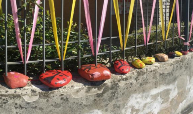I sassi artistici nel bosco fra Bogno e Cardana creati dai bambini dell’asilo “Vasconi”