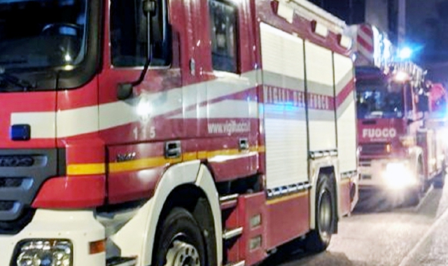 Vigili del fuoco al lavoro ieri sera alla Folla di Malnate (Archivio)