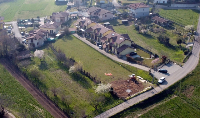 Una veduta aerea della zona di Saltrio dove sono in corso i lavori per l’installazione dell’antenna (foto Blitz)