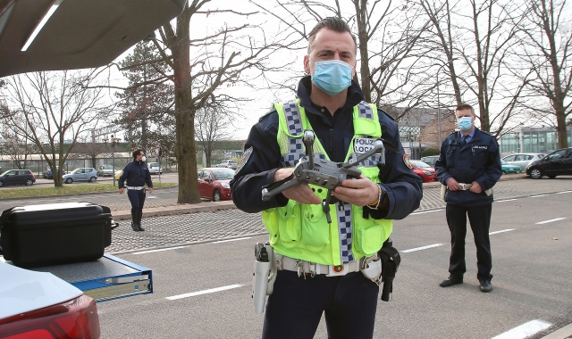 Agenti della polizia locale saronnese mentre pilotano un drone (Blitz)