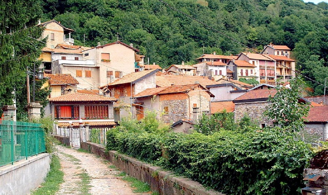 Borgo dipinto da salvare, lotta fra esperti