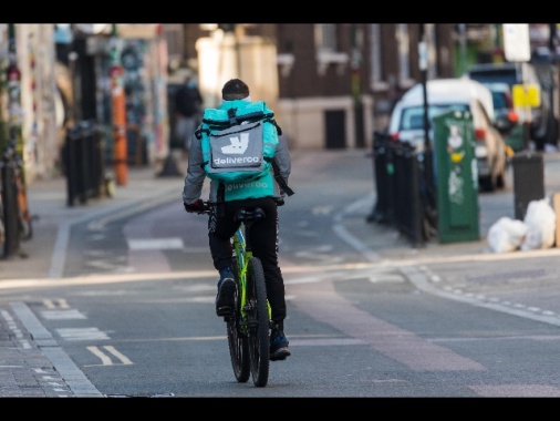 Deliveroo crolla al debutto in Borsa, perde fino al 30%