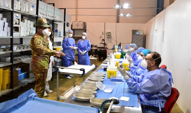 Il generale Figliuolo con gli operatori(foto Blitz)