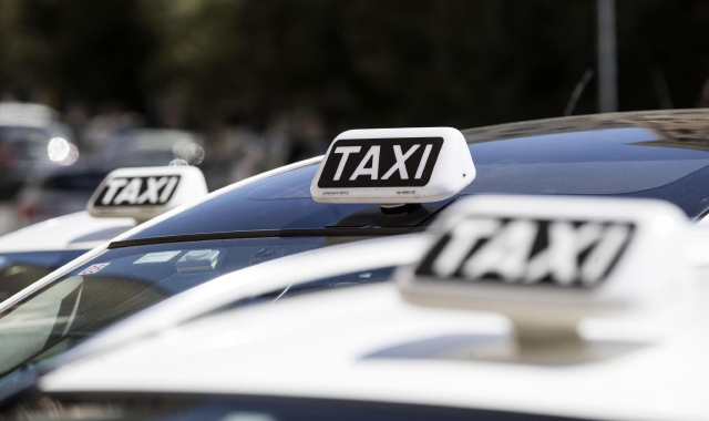Taxi al servizio degli over 80 (foto Archivio)