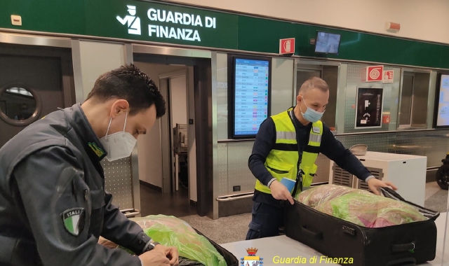 La droga sequestrata dai finanzieri a Malpensa