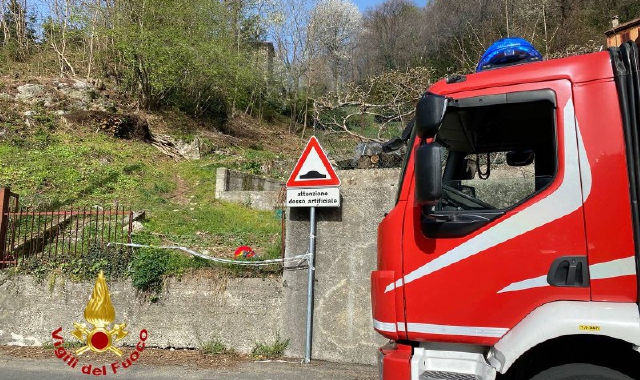 I vigili del fuoco al lavoro a Dumenza (foto Redazione)