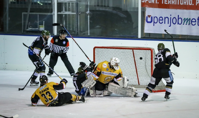 Il gol del 4-0 per il Merano nella partita di stasera contro i Mastini (foto di Tatiana Munerato)